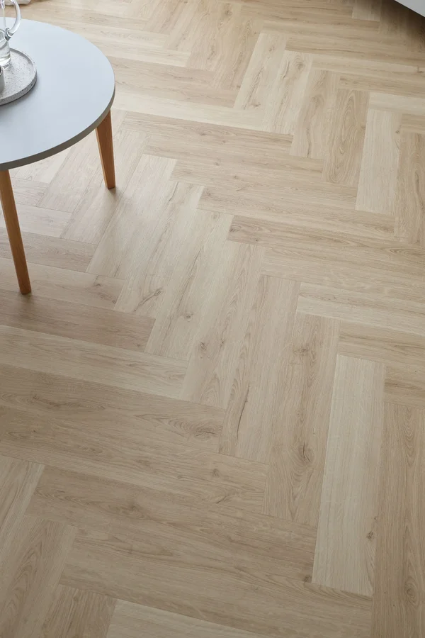  Podłoga jodełka w salonie